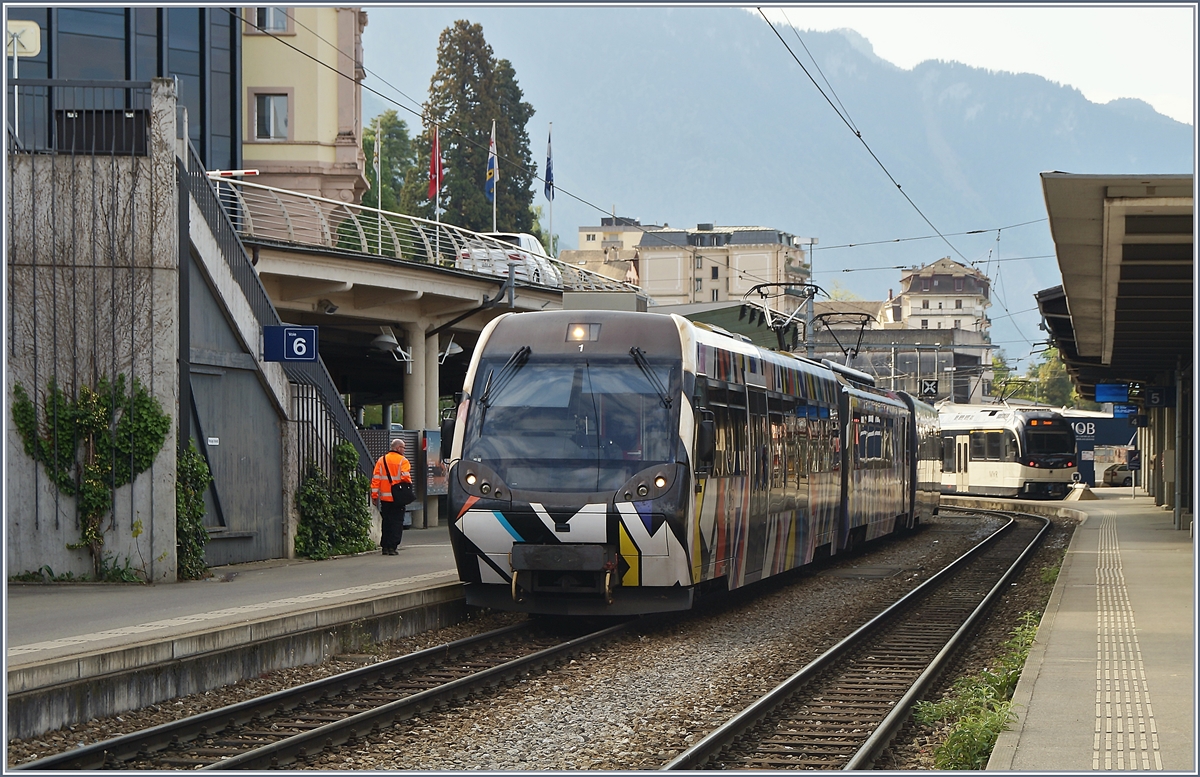 Der MOB  Lenkerpendel  bestehend aus ABt 341, Be 4/4 5001 und Bt 241, von Sara Morris für das 2017, www.elevation1049.org als  Monarch gestaltet, in Montreux.

25. April 2020