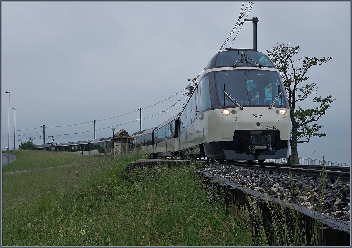 Der MOB Panoramic Express von Montreux nach Zweisimmen bei Le Châtelard VD. 

15. Mai 2020