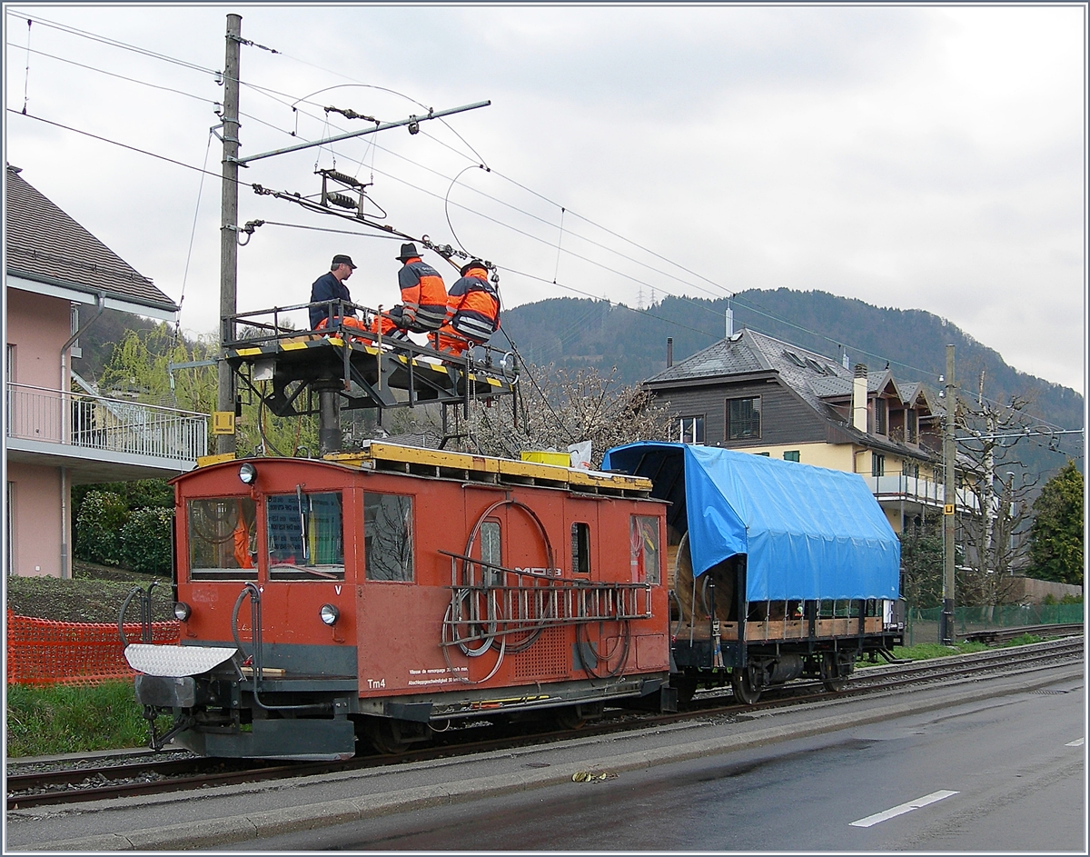 Der MOB Tm4 in seiner ursprünglichen Farbgebung bei Fahrleitugnsarbeiten Eingangs Blonay auf der Strecke von Chamby. 

3. April 2012