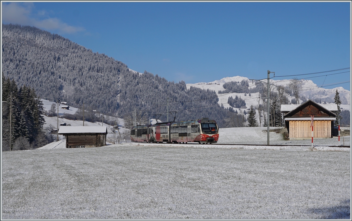 Der MOB Triebzug Be 4/4 5002 mit Werbung für die Nankai-Bahn ist bei Blankenburg auf dem Weg in die Lenk. 

3. Dez. 2020