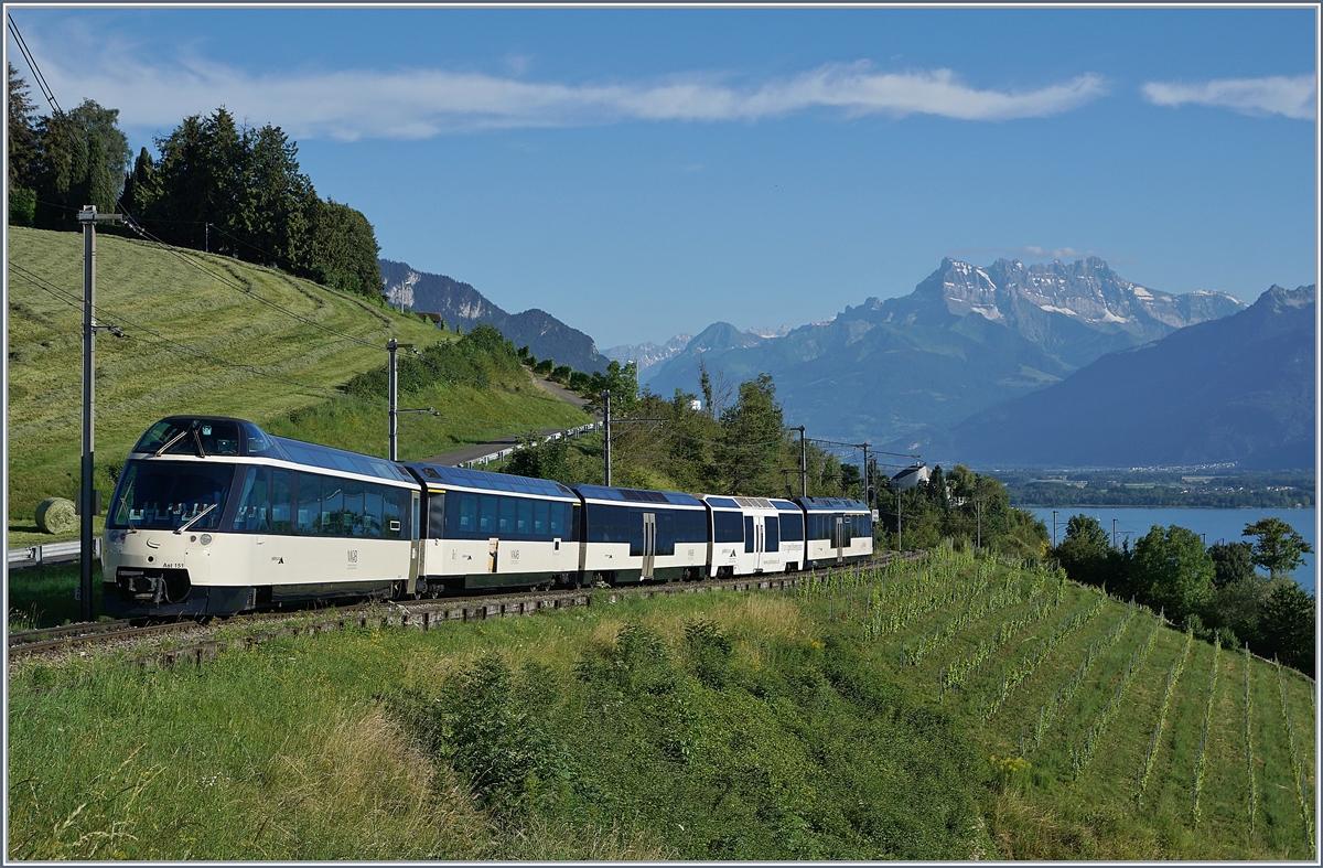 Der MOB Zug der Zukunft: ein  Alpina  Be 4/4 (oder ABe 4/4) Serie 9000 mit zwei bis drei Panorama Wagen und einem der vier Steuerwagen bilden ab dem Fahrplanwechsel das Grundkonzept des Verkehrs zwischen Montreux und Zweisimmen. Im Bild der MOB RE 2229  Golden Pass MOB Panoramic  von Zweisimmen nach Montreux kurz nach Planchamp mit dem Ast 151 Steuerwagen am Zugsschluss. 

8. Juli 2020