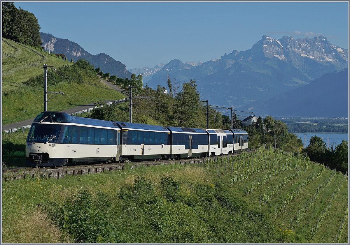 Der MOB Zug der Zukunft: ein  Alpina  Be 4/4 (oder ABe 4/4) Serie 9000 mit zwei bis drei Panorama Wagen und einem der vier Steuerwagen bilden ab dem Fahrplanwechsel das Grundkonzept des Verkehrs zwischen Montreux und Zweisimmen. Im Bild der MOB RE 2229  Golden Pass MOB Panoramic  von Zweisimmen nach Montreux kurz nach Planchamp mit dem Ast 151 Steuerwagen am Zugsschluss. 

8. Juli 2020