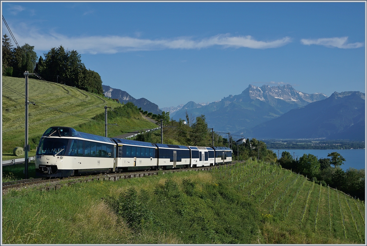 Der MOB Zug der Zukunft: ein  Alpina  Be 4/4 (oder ABe 4/4) Serie 9000 mit zwei bis drei Panorama Wagen und einem der vier Steuerwagen bilden ab dem Fahrplanwechsel das Grundkonzept des Verkehrs zwischen Montreux und Zweisimmen. Im Bild der MOB RE 2229  Golden Pass MOB Panoramic  von Zweisimmen nach Montreux kurz nach Planchamp mit dem Ast 151 Steuerwagen am Zugsschluss. 

8. Juli 2020