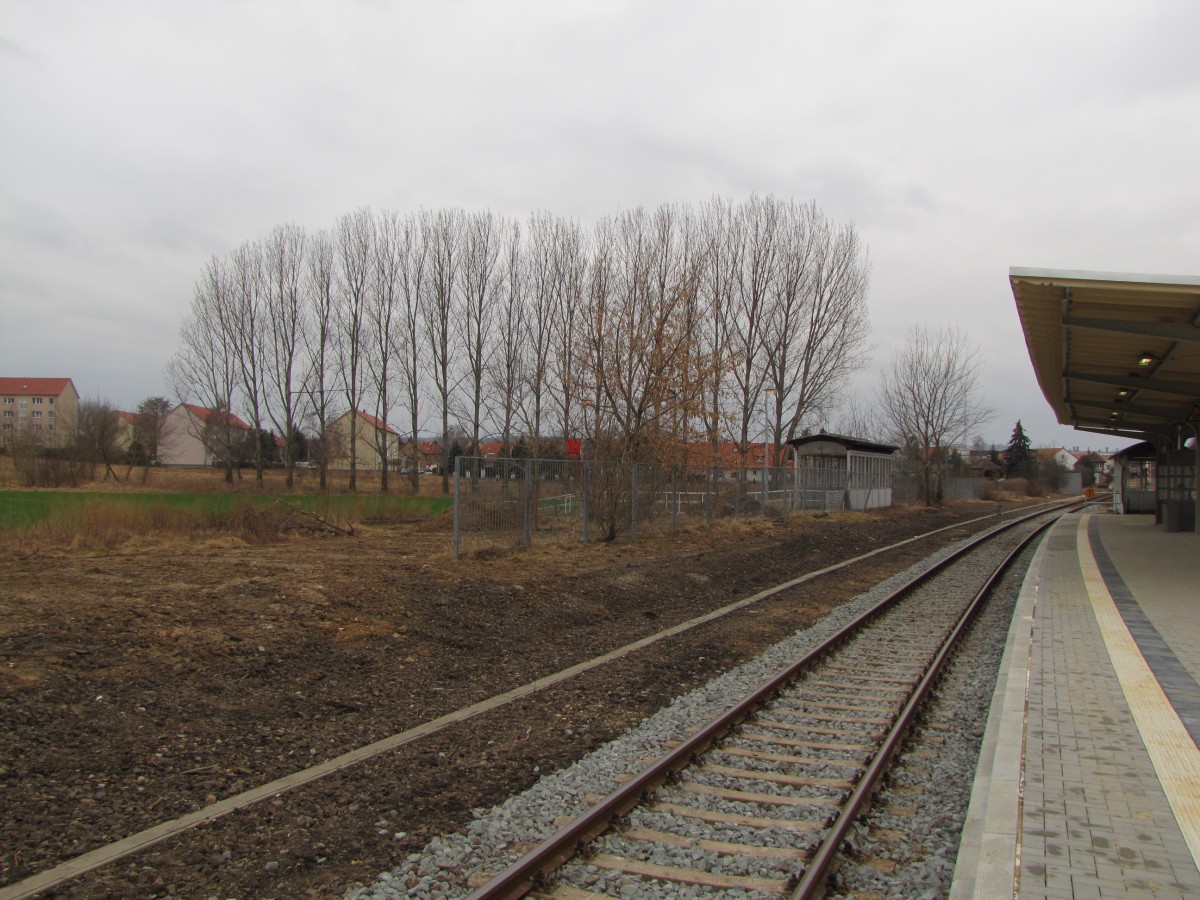 Der modernisierte Bahnsteig 1 am 11.03.2012 in Laucha. 