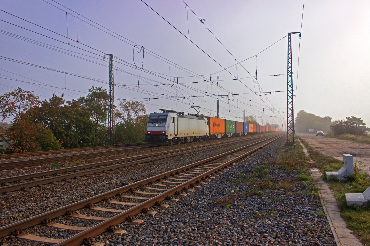 Der morgendliche Nebel wich am 13.10.20 nur langsam. Als dieser Gterzug mit 186 147 an der Spitze durch Saarmund fuhr, hatte sich die Sonne allerdings schon fast einen durch die Nebelschwaden gebahnt und erzeugte eine recht diffuse Gegenlichtstimmung.