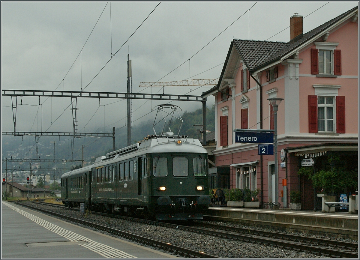 Der MThB ABDe 4/4 12 mit dem BDt 205 auf der (Rück)-Weg bei Tenero.
15. Sept. 2013