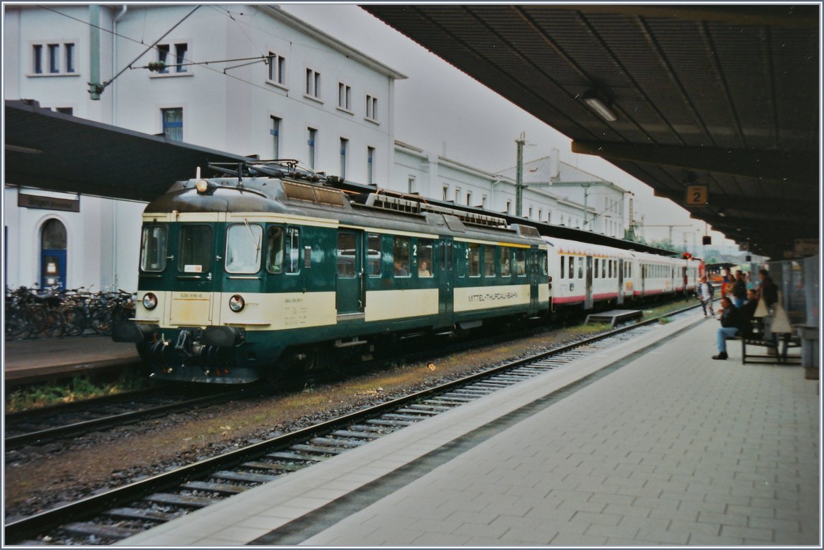 Der MThB ABDe 536 616-6 steht abgebügelt in Singen, da ma Schluss des Zuges eine DB V 260 rangiert.

30. Mai 1995