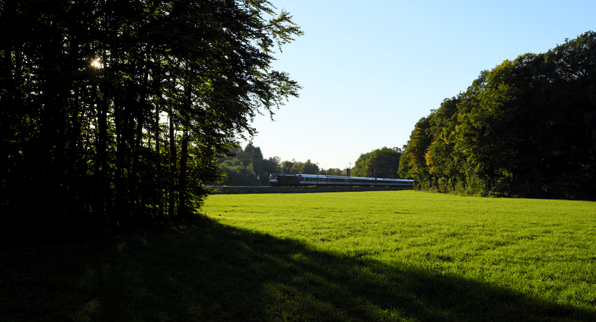 Der von München aus verkehrende Meridian-Ersatzzug war am 11.10.17 mit einer MRCE 193 bespannt und wurde bei Pöring auf seinem Weg Richtung Rosenheim fotografiert.