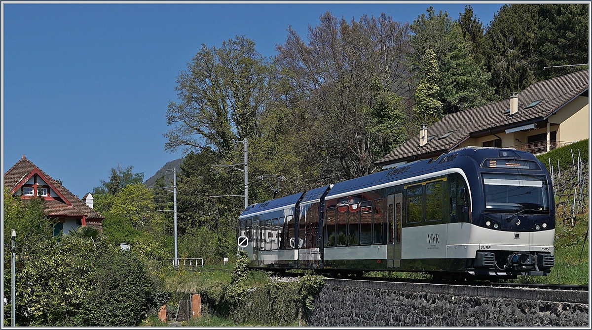 Der MVR MOB ABeh 2/6 7505 als Regionalzug nach Montreux bei Planchamp. 

14. April 2020