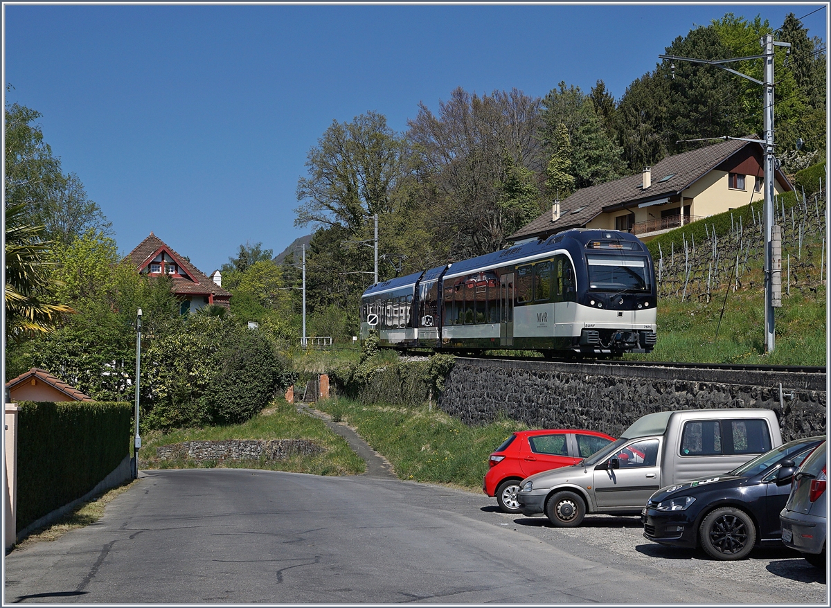 Der MVR MOB ABeh 2/6 7505 als Regionalzug nach Montreux bei Planchamp. 

14. April 2020