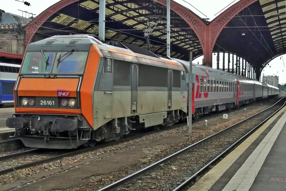 Der Nachtzug aus Moskwa steht am 1 Juni 2014 in Strasbourg Gare centrale. Dieser Zug führ über Warszawa-Wschodnia, Katowice, Ostrava, Breclav, Wien, Nürnberg und Offenburg nach Paris.  Für den Strecklein Offenburg-Strasbourg würde eine DB 181.2 (den ich bem Fotografieren leider verpasste) benötigt; eine Sybic -wie 26161 hier- ubernam die Etappe von Strasbourg nach Paris Est.