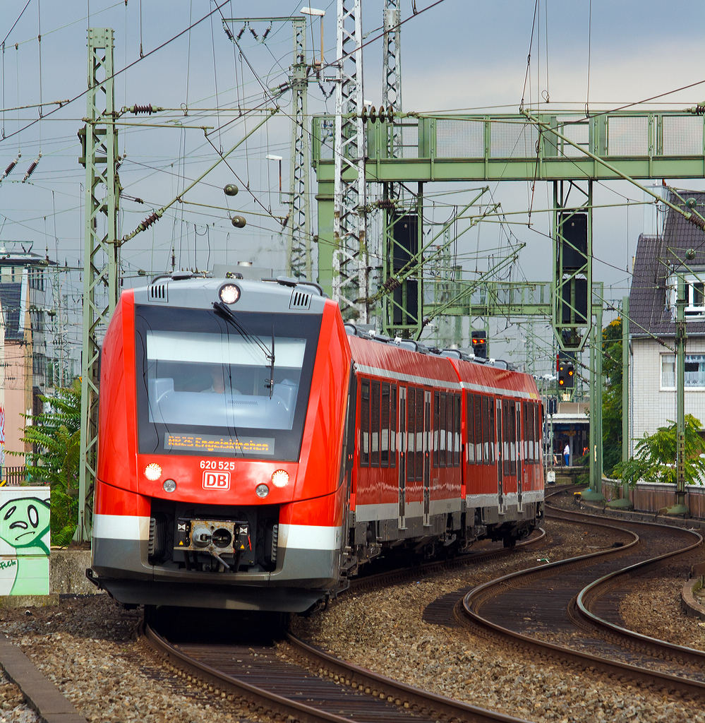 
Der nagelneue dreiteilige Dieseltriebzug Coradia LINT 81 - 620 525 / 621 025 / 620 025 der DB Regio (VAREO) am 29.08.2014, als RB 25 - Oberbergische Bahn (Köln Hansaring - Engelskirchen), hier bei der Einfahrt in den Hauptbahnhof Köln. 

Hinweis: Die Aufnahme vom Bahnsteig gemacht.