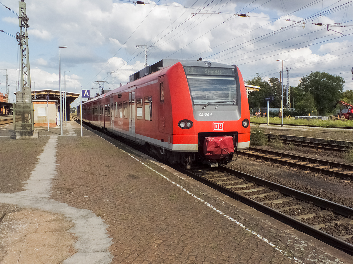 Der Nahverkehr in der Umgebung von Stendal wird zu einem guten Teil von Magdeburger 425ern bewältigt. Hier kommt 425 003 als RB aus Salzwedel an seinem Zielbahnhof an.