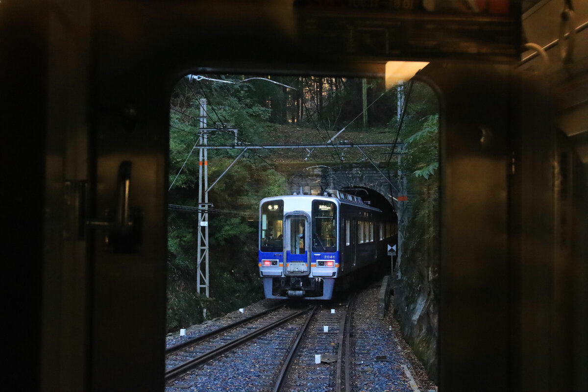 Der Nankai-Konzern, Partnerbahn der MOB: Einfahrt von Zug 2046 in den Tunnel von Kii Kamiya. 5.November 2022