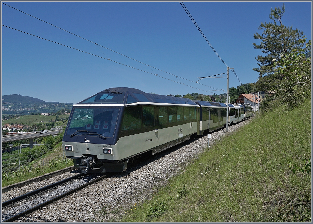 Der neu hergerichtet Ast 117 Steuerwagen der MOB in einem GoldenPass Express bei Planchamp. 

21. Mai 2020