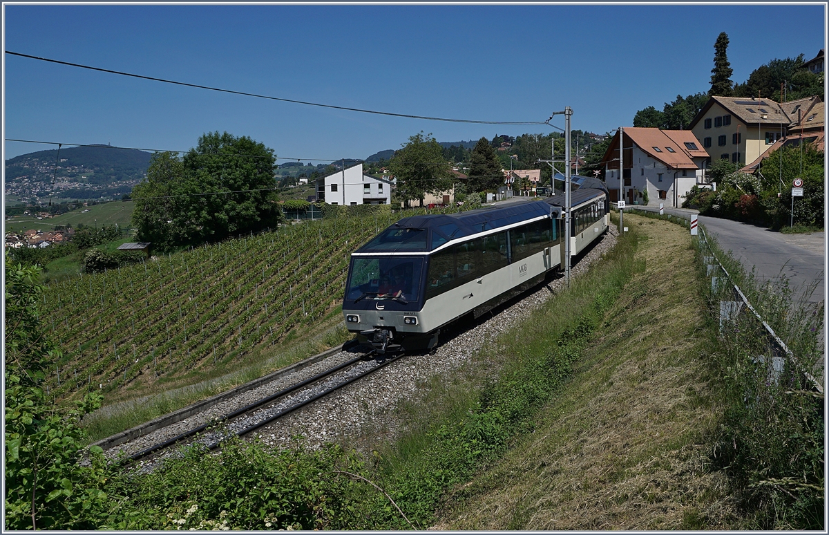 Der neu hergerichtet Ast 117 Steuerwagen der MOB in einem GoldenPass Express bei Planchamp. 

21. Mai 2020