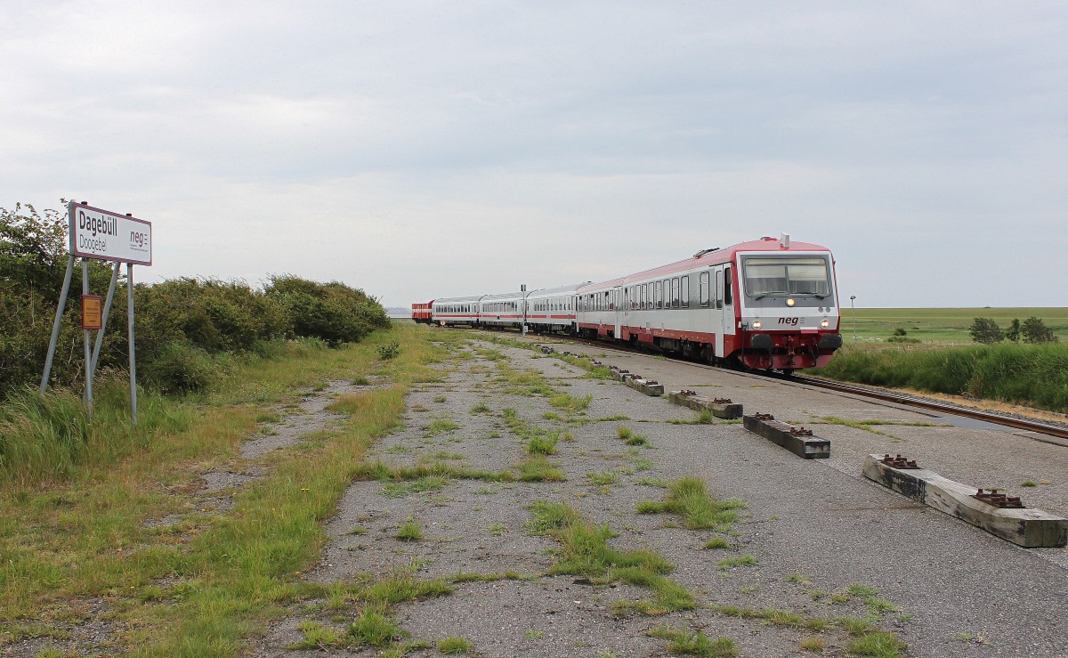 Der  neue  629 der Neg bei der Durchfahrt durch den Sturmflutbahnhof mvon Dagebüll. Man beachte die neuen Signale, die noch nicht in Betrieb sind. Laut dem Kundenmagazin der Neg handelt es sich um ein eigenes ESTW für die Strecke von Niebüll Neg nach Dagebüll Mole