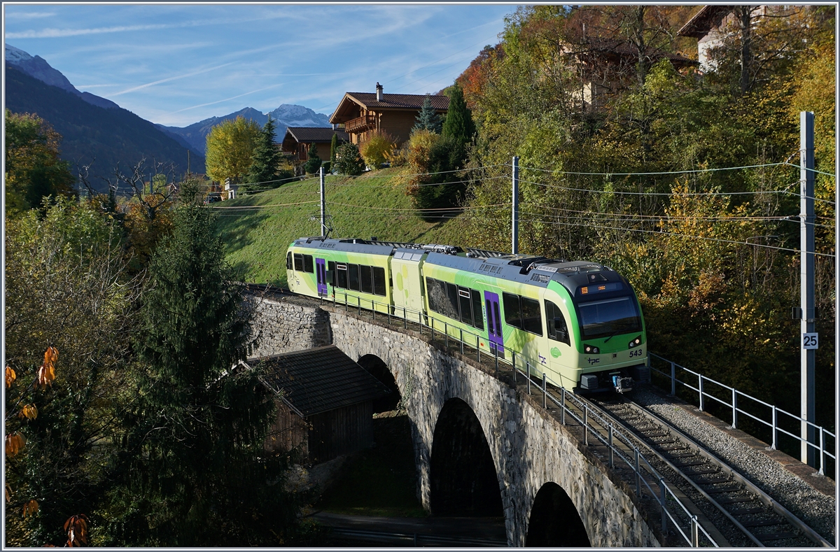 Der neue AOMC TPC GTW Beh 2/6 543 auf der Pont de Chemex auf seiner Fahrt Richtung Aigle.
28. Okt. 2016 