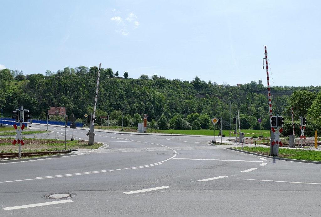 Der neue Bahn�bergang am 18.05.2022 in Nebra. Zu den Umbauarbeiten am Bahnhof geh�rte auch die Neugestaltung des Bahn�bergangs.