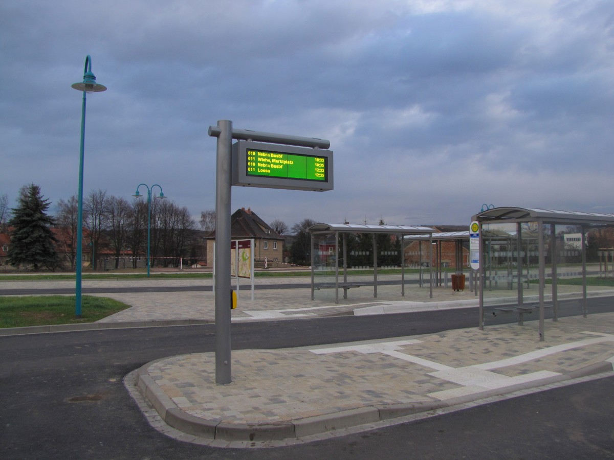 Der neue Buszielanzeiger an der neuen Bahn-Bus-Schnittstelle, am 25.12.2013 am Bahnhof Laucha.