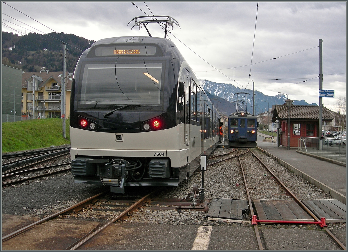 Der neue CEV MVR GTW SURF (Srie Unifie Romande pour Rseau Ferr mtrique) ABeh 2/4 7504  Vevey  in Blonay. Im Hintergrund der MOB BDe 4/4 3004 mit einem Bauzug. 
30. Mrz 2016