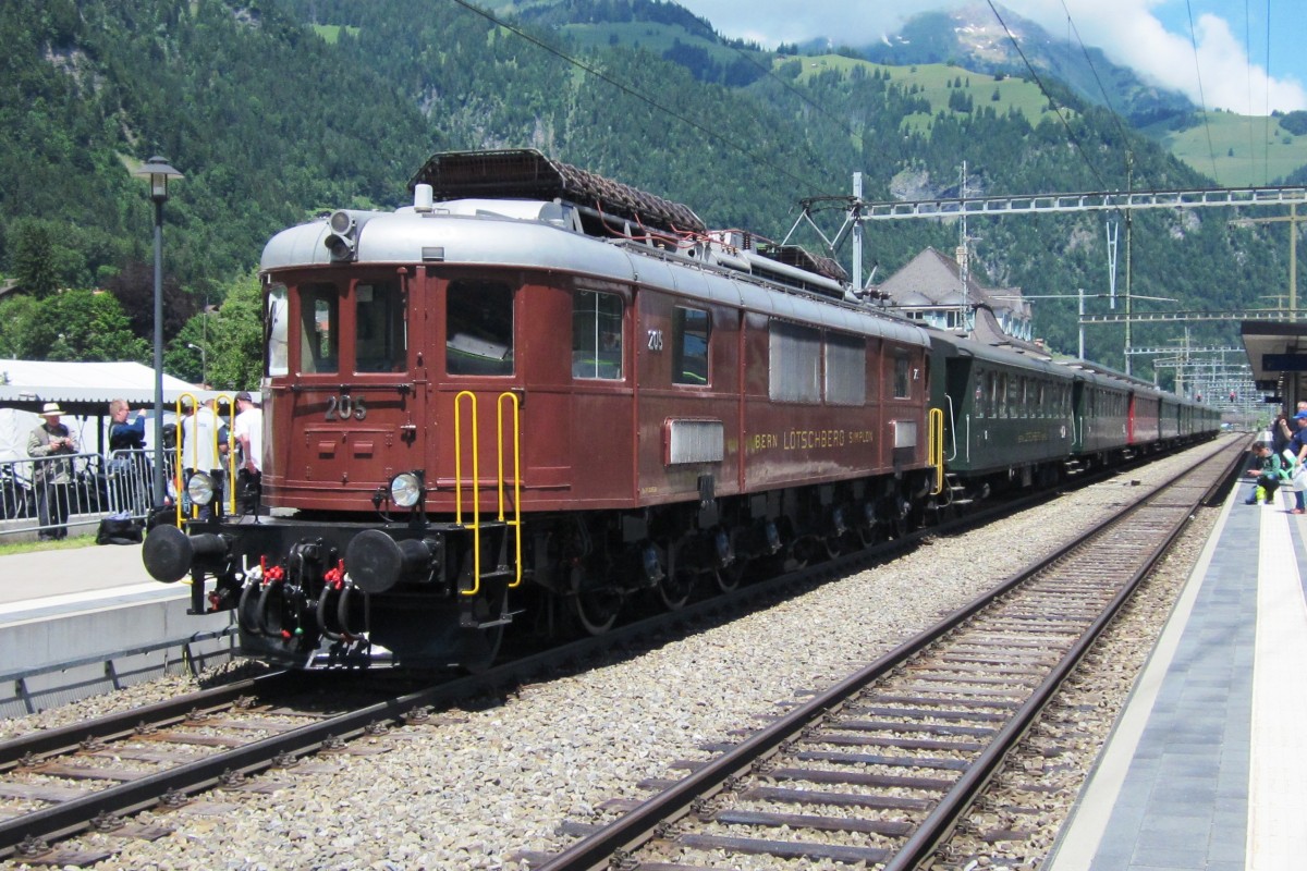 Der neue Museumslok von BLS ist die 2013 aufgearbeitete 205, hier in Frutigen am 30 Juni 2013 mit ein Pendelzug nach Kandersteg währens das Bahhnhofsfest  100 Jahre BLS 1913-2013 . 