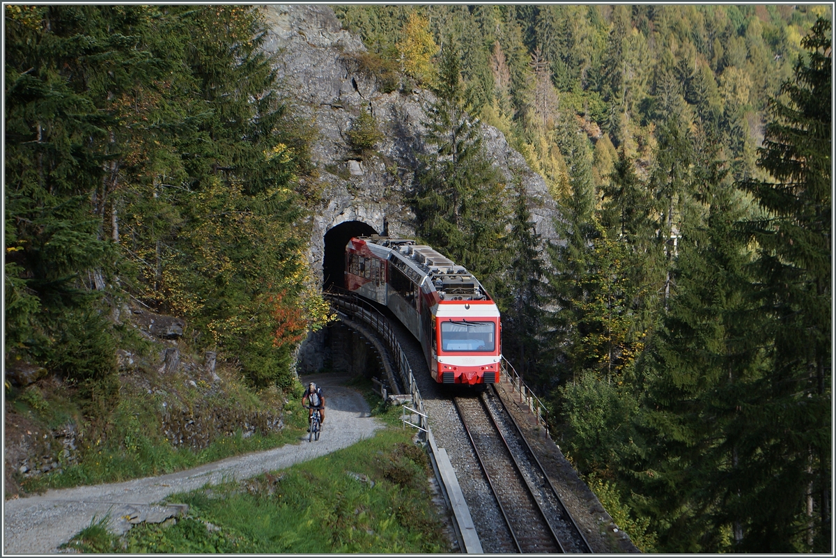 Der neue Stader TMR BDeh 4/8 N 71 zwischen Le Trtien und Finhaut. Deutlich sind hier die auf diesem Abschnitt fr die Energieversorgung verwendeten Stromschienen zu sehen. 
3. Okt. 2014
