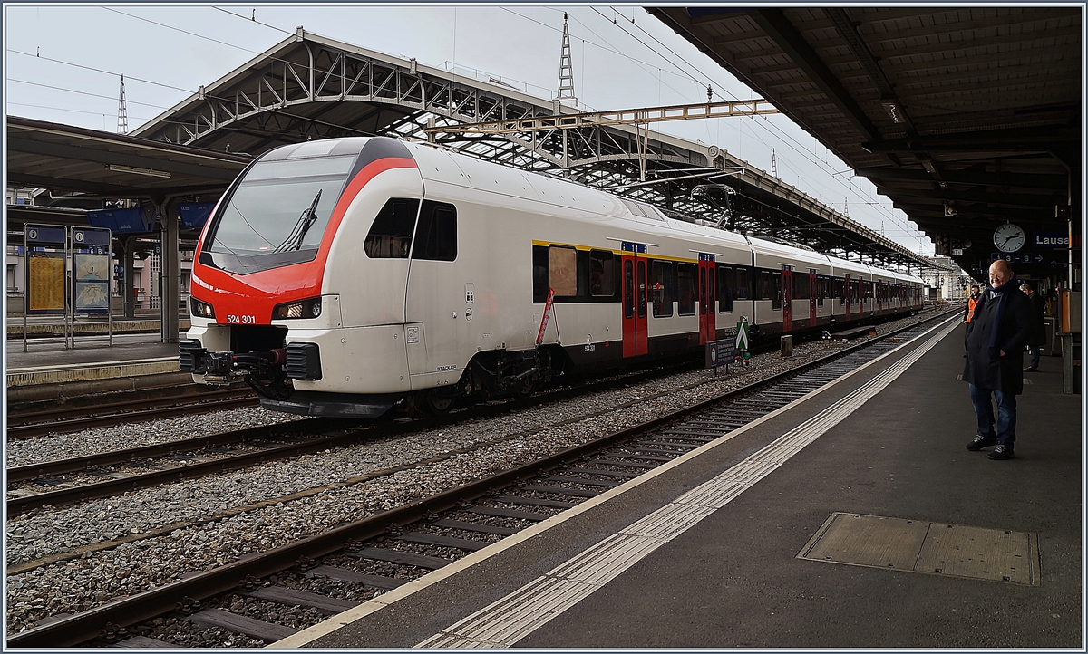 Der neue TILO FLIRT RABe 524 301 (UIC 94 85 2 524 301-0 CH-SBB) auf einer Testfahrt in Lausanne. 

28. Nov. 2019