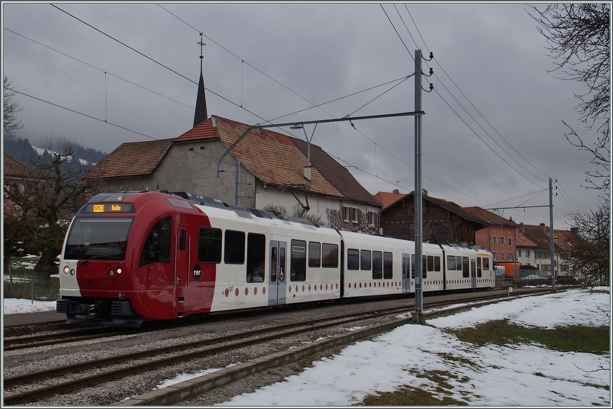 Der neue TPF Be 2/4 101 ABe 2/4 101 mit Mittelwagen in Semsales.
29. Jan. 2016
