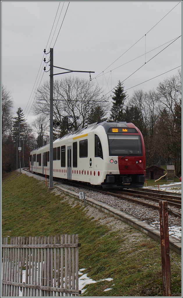 Der neuen TPF ABe 2/4 101 Be 2/4 101 mit Mittelwagen verlassen Semsales Richtung Bulle.
29. Jan. 2016