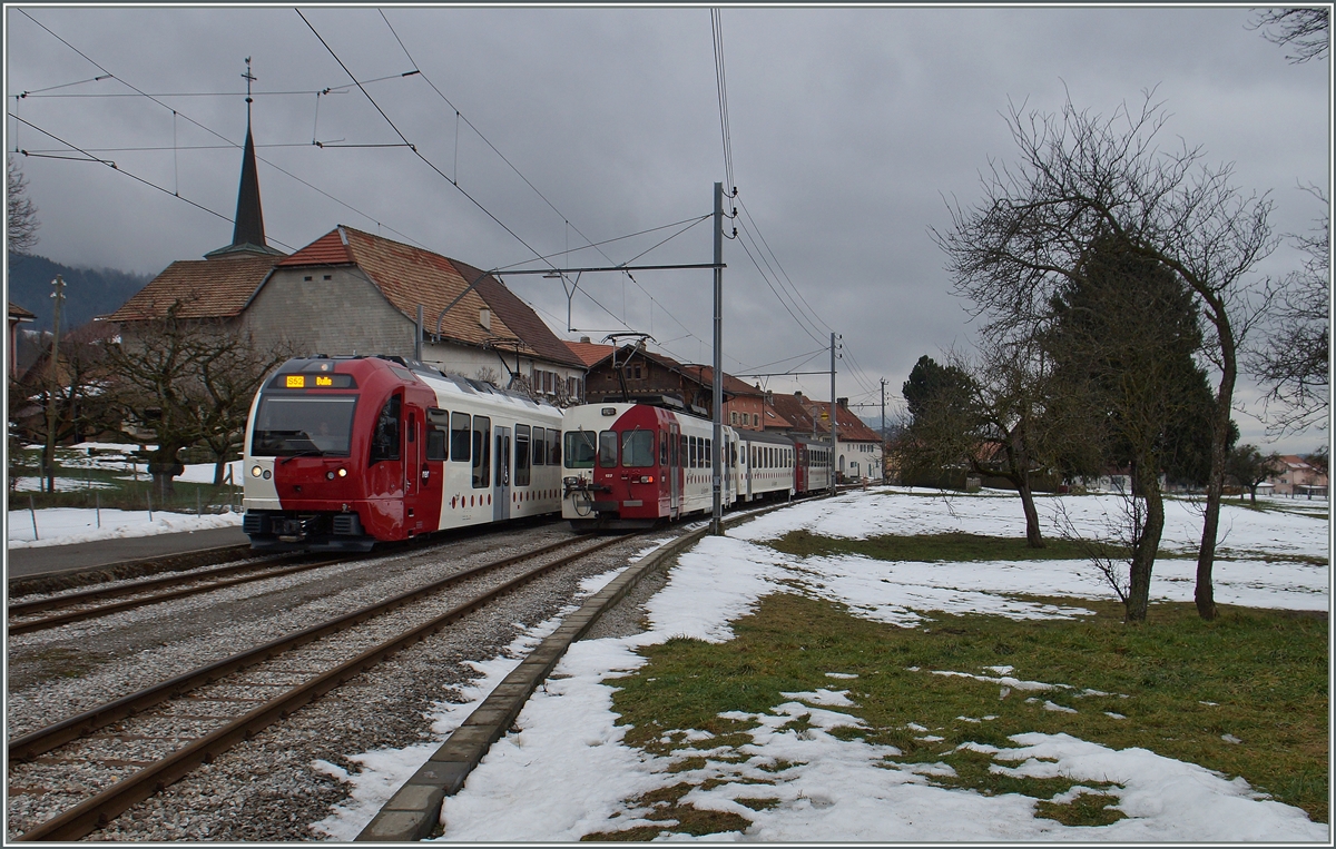 Der neuen TPF ABe 2/4 + B + Be 2/4 101 kreuzt in Semsales den Gegenzug.
29. Jan. 2016