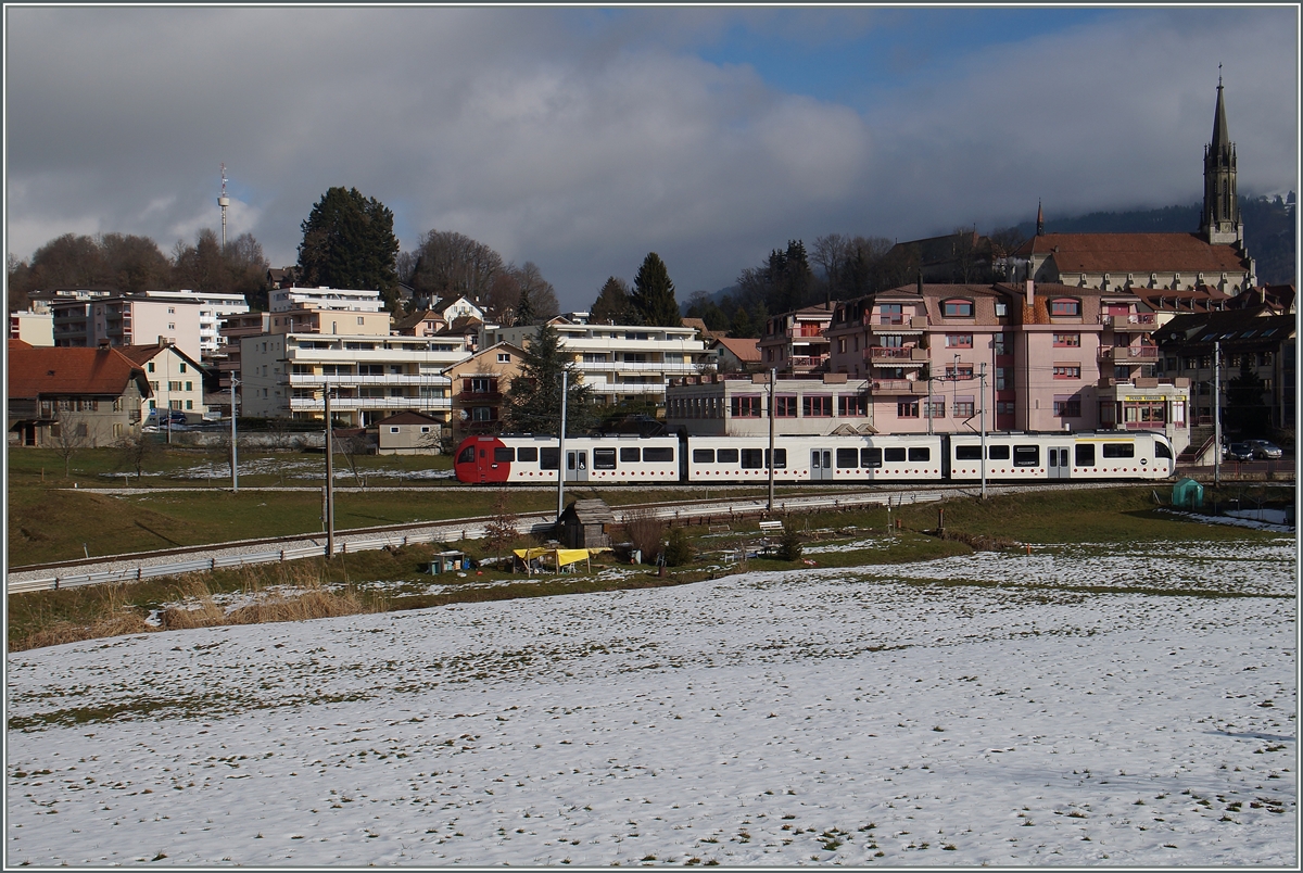 Der neuen TPF ABe 2/4 + B + Be 2/4 102 kurz vor Châtel St-Denis. 29. Jan. 2016