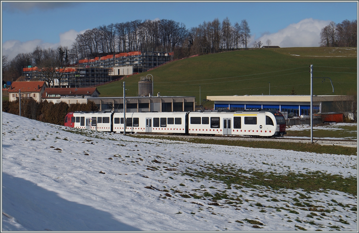 Der neuen TPF ABe 2/4 + B + Be 2/4 102 kurz vor Châtel St-Denis.
29. Jan. 2016