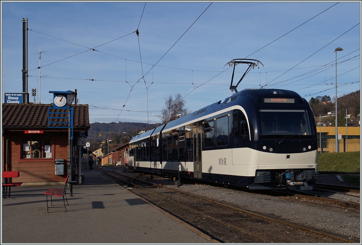 Der neune CEV MVR SURF (Srie Unifie Romande pour Rseau Ferr mtrique) GTW ABeh 2/6 7501 in Blonay.
11. Dez. 2015