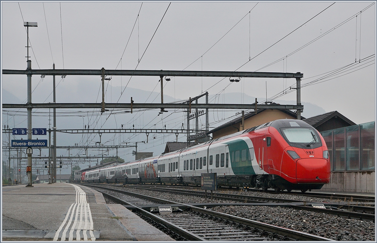 Der neune RABe 501 004-2 in einer Spezial Farbgebung wartet in Riviera Bironico auf den Beginn der Testfahrten in Italien.
1. Okt. 2018