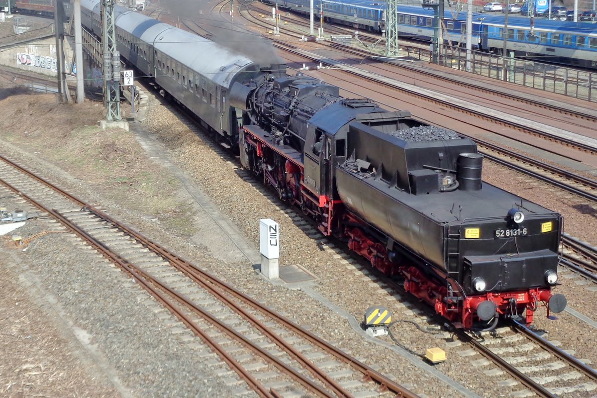 Der Nossener Reko-Kriegslok 52 8131 schiebt am 8 April 2018 ein Sonderzug aus Dresden Hbf ins BW Dresden-Altstadt. 