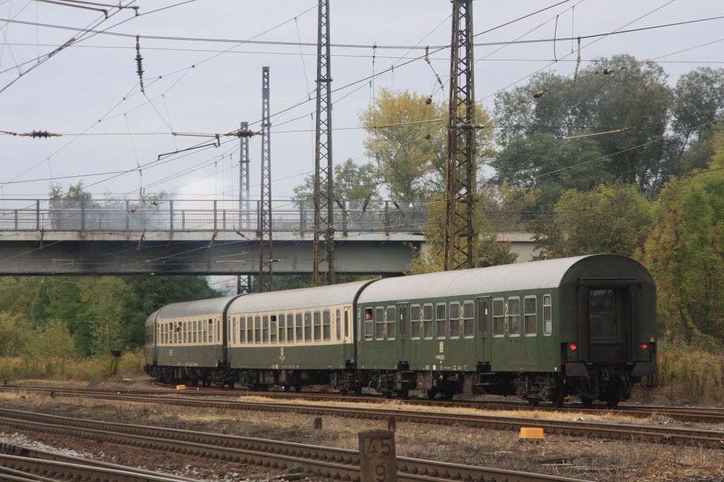 Der nostalgische DR Wagenpark von DB Regio Th�ringen war auch beim  Rotk�ppchen-Express II  von Eisenach �ber Camburg nach Freyburg im Einsatz, hier beim abbiegen auf die Unstrutbahn, am 05.10.2013 in Naumburg Hbf. (Foto: Alex Huber)