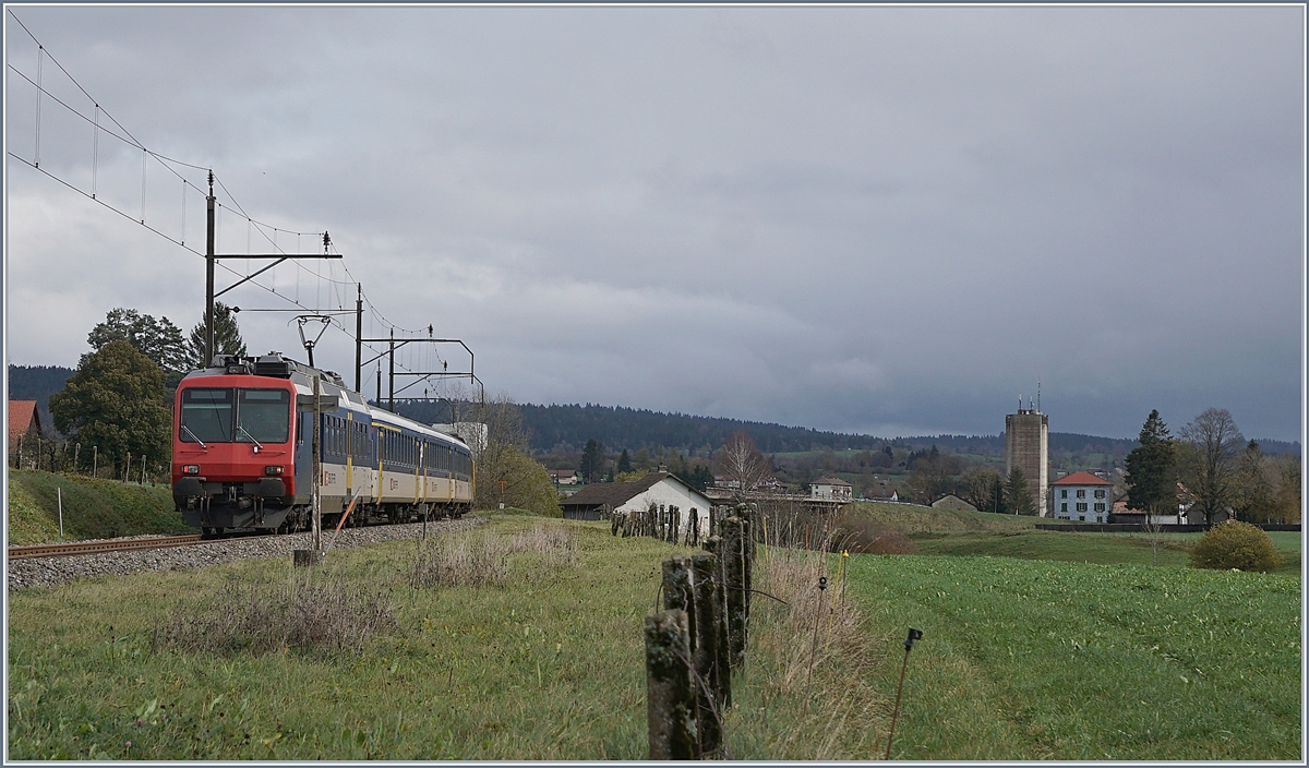 Der NPZ RBDe 560 004-2 mit seinem RE 18123 von Frasne nach Neuchâtel hat Frankreich verlassen und fährt nun in Richtung Les Verrières, welches rechts im Bild zu erkennen ist. 5. Nov. 2019