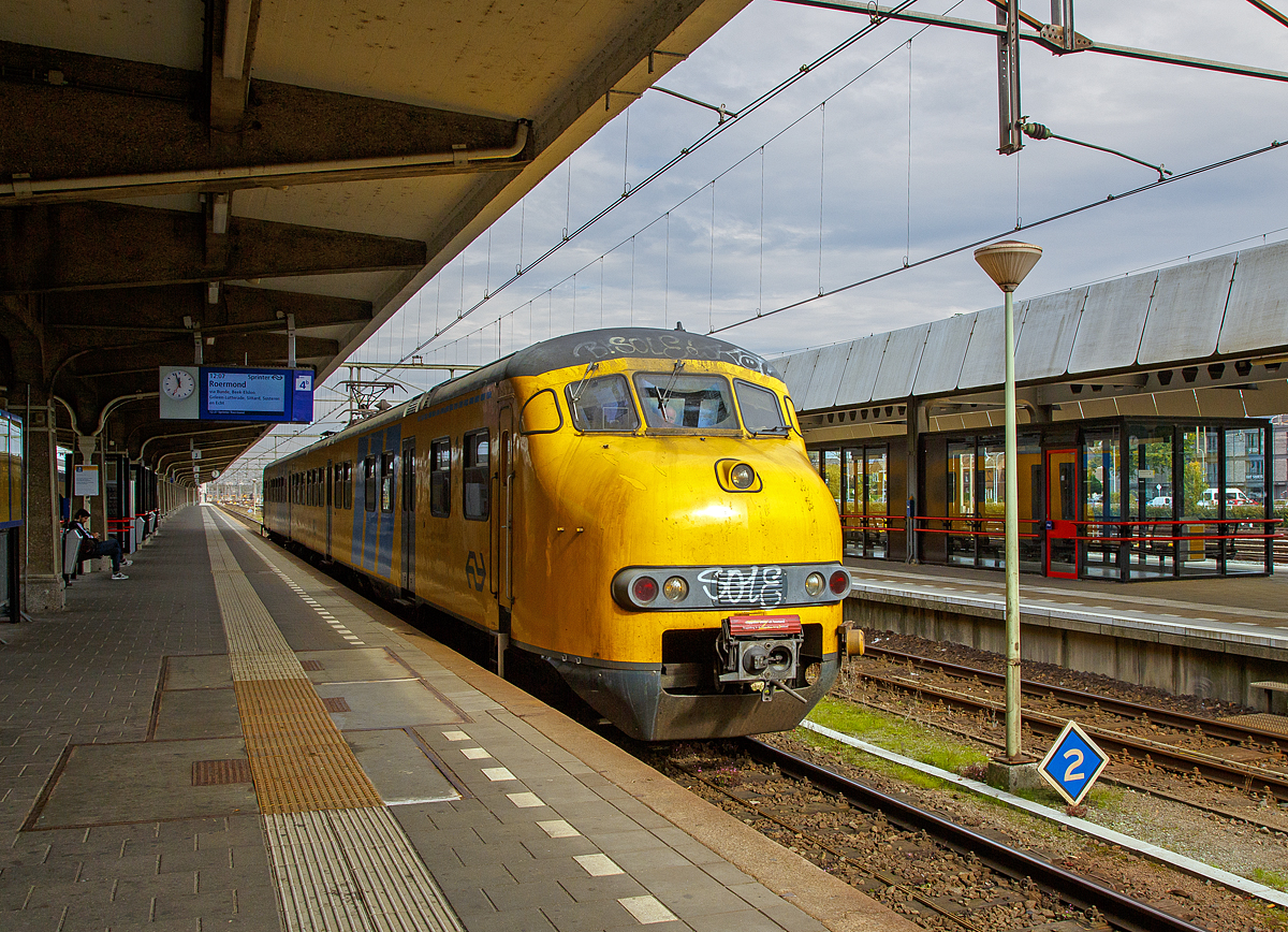 Der NS Plan V fährt am 03.10.2015 in den Bahnhof Maastricht ein. 