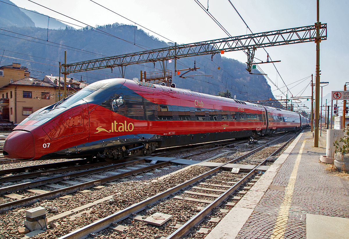 Der NTV ETR 675.07 bzw. Italo EVO von Rom kommend (Roma Termini – Firenze/Florenz – Bologna – Verona – Trento/Trient – Bozen/ Bolzano) erreicht am 26.03.2022 den Zielbahnhof Bozen.