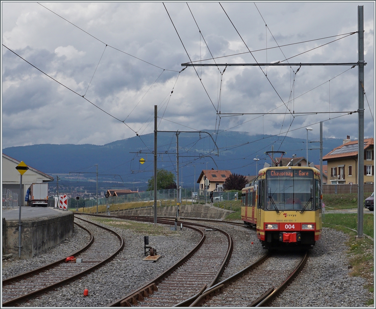 Der OC / TRAVYS Be 4/8 004 (94 80 0450 004-7) erreicht als Regionalzug 26945 sein Ziel Chavornay.
Recht gut zu sehen sind die doch etwas kleinen Hörner des Pantographen, welcher prompt ein par Tage nach dieser Aufnahme in der Fahrleitung hängen blieb. 

4. Juli 2022