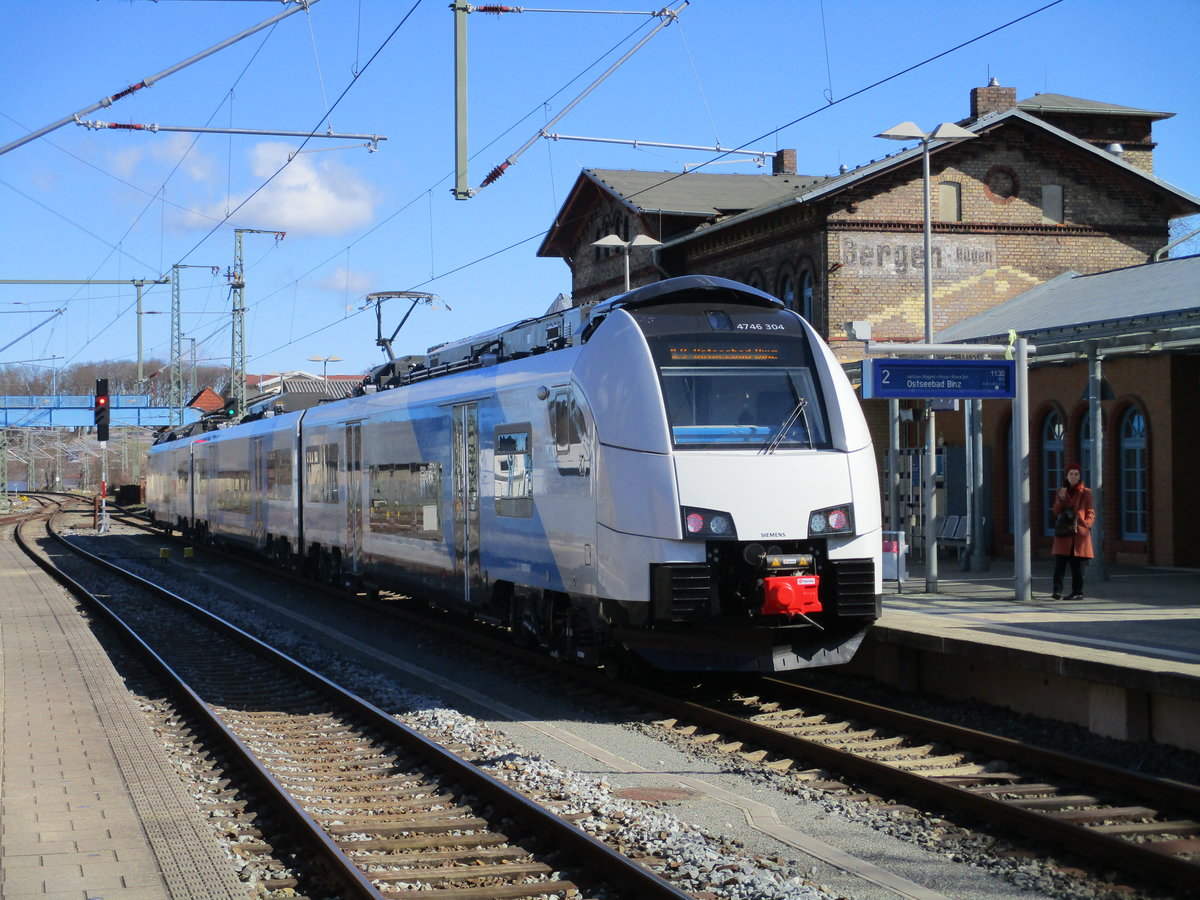 Der ODEG 4746 304,am 21.März 2020,im Einsatz zwischen Binz und Stralsund beim Halt in Bergen/Rügen.