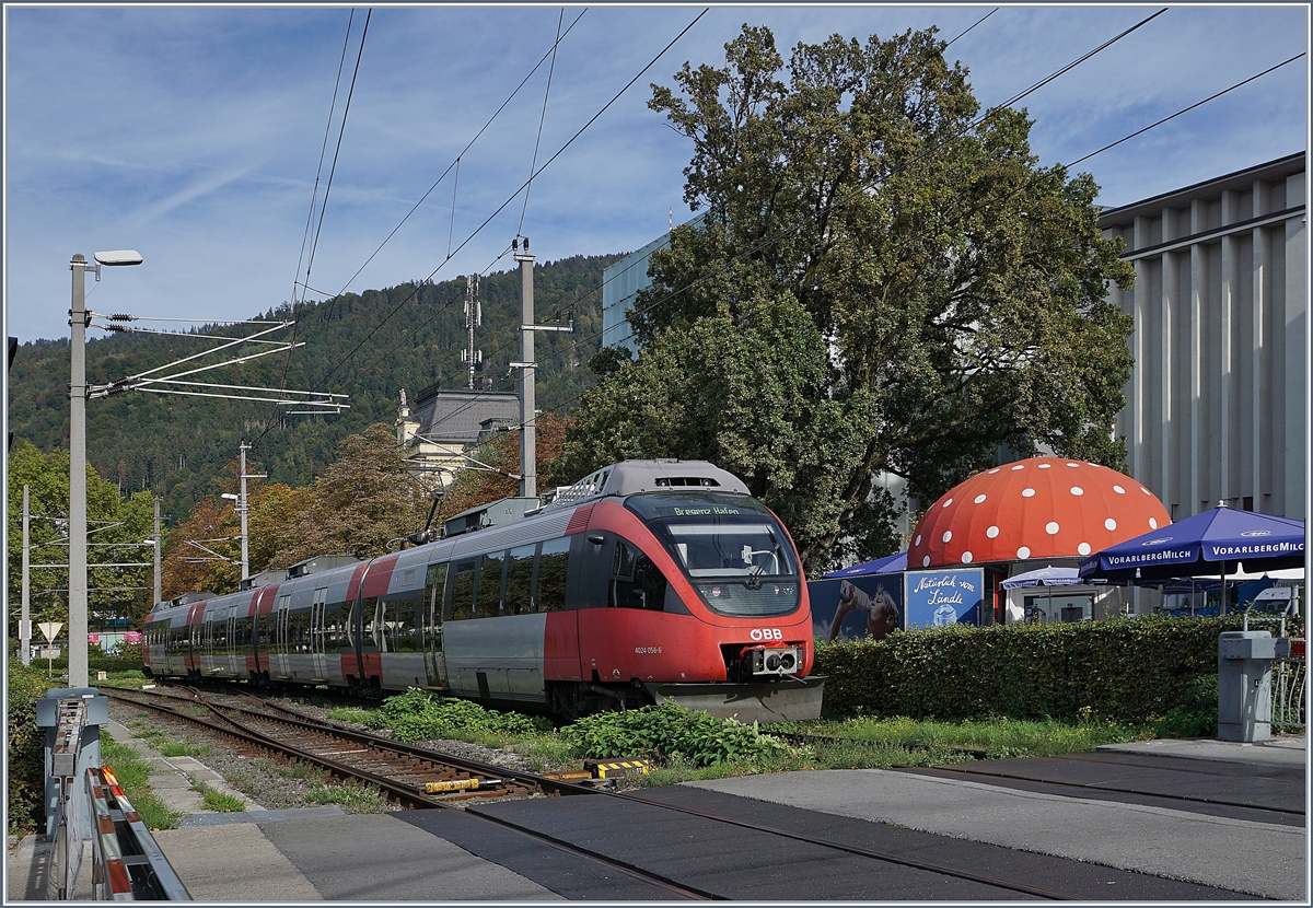 Der ÖBB ET 4024 056-6 in Bregenz Hafen mit dem  Pilzkiosk  im Hintergrund.
22. Sept. 2018