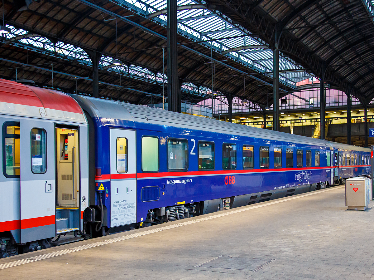 
Der ÖBB Nightjet Liegewagen A-ÖBB 73 81 59-91 108-4 Bcmz, am 21.05.2018, eingereiht im ÖBB Nightjet (NJ40470 / NJ 470), im Bahnhof Basel SBB.

Dieser Liegewagen ist einer von 10 Stück (Bcmz 61 81 59-91 100 bis 109) die 1991 von den Jenbacher Werken gebaut und geliefert. Sie sind als weltweit erste Liegewagenbauart druckertüchtigt und laufen auf Drehgestellen der Bauart Minden-Deutz MD 52. Die Liegewagen sind allgemein mit Sechsbettabteilen ausgestattet, die gegen Aufpreis auch mit maximal vier Personen pro Abteil gebucht werden können.

TECHNISCHE DATEN:
Spurweite: 1.435 mm
Länge über Puffer: 26.400 mm
Drehzapfenabstand: 19.000 mm
Achsstand im (Drehgestell): 2.500 mm 
Wagenkastenbreite: 2.825 mm
Dachhöhe: 4.050 mm
Drehgestelle: Bauart Minden-Deutz MD 52
Raddurchmesser: 920 mm (neu)
Abteillänge: 2.306 mm
Abteilbreite: 1.880 mm
Gangbreite: 785 mm
Gewicht: 52 t
Höchstgeschwindigkeit: 200 km/h
Liegeplätze: 54