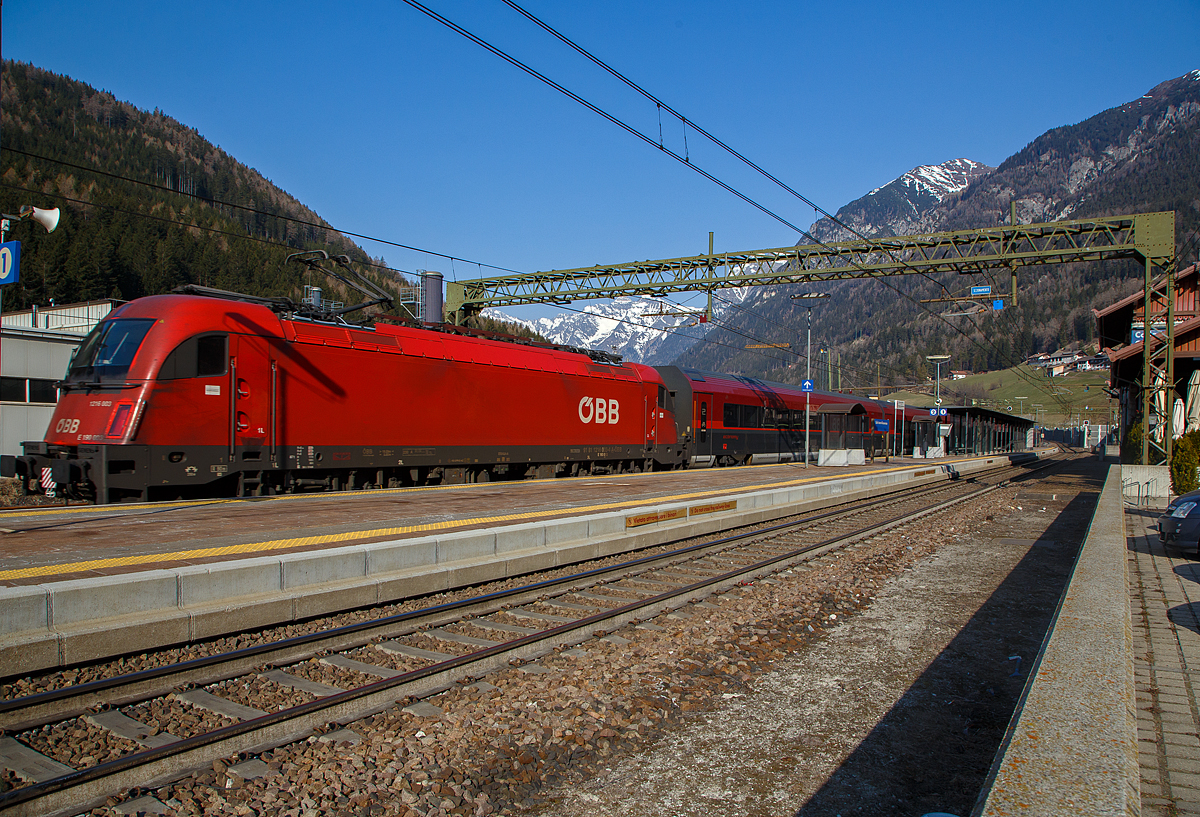 Der ÖBB Railjet (RJX 184), von Bolzano/Bozen via Brennero/Brenner, Innsbruck Hbf und Salzburg Hbf nach Wien Hbf, rauscht am 26.03.2022 Steuerwagen voraus durch den Bahnhof Gossensaß/Colle Isarco in Richtung Brenner. Schublok war die ÖBB Taurus III - 1216 003 / E 190 003 (91 81 1216 003-4 A-ÖBB). 

Die Siemens ES 64 U4-A (Variante A für Österreich, Deutschland, Italien und Slowenien) wurde 2006 von der Siemens Mobility GmbH in München-Allach unter der Fabriknummer 21091 gebaut und an die ÖBB (Österreichische Bundesbahnen) geliefert.