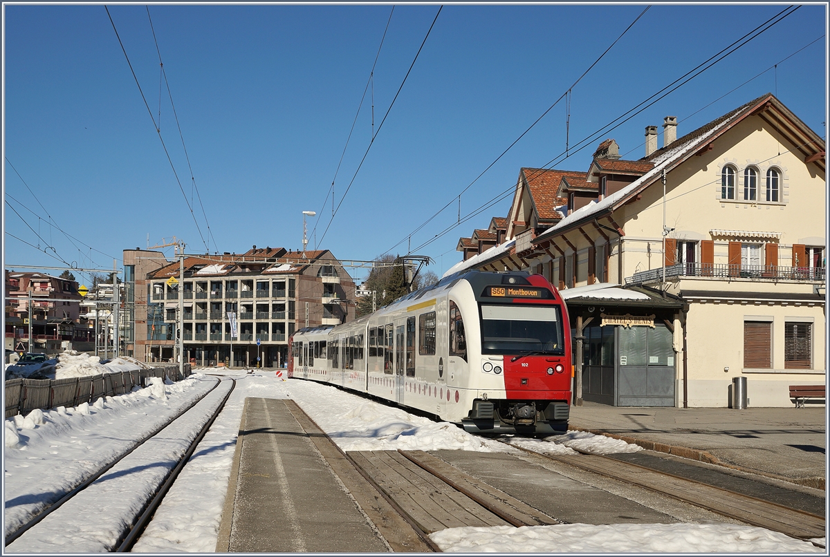 Der von Palézieux in Châtel St-Denis eingetroffene TPF SURF ändert für seine Weiterfahrt die Fahrtrichtung. Künftig wird ein etwas ausserhalb des Ortes gelegener Duchgangsbahnhof den Verkehr beschleunigen und im Ort wertvolle Bodenfläche freigeben.  
15. Feb. 2019