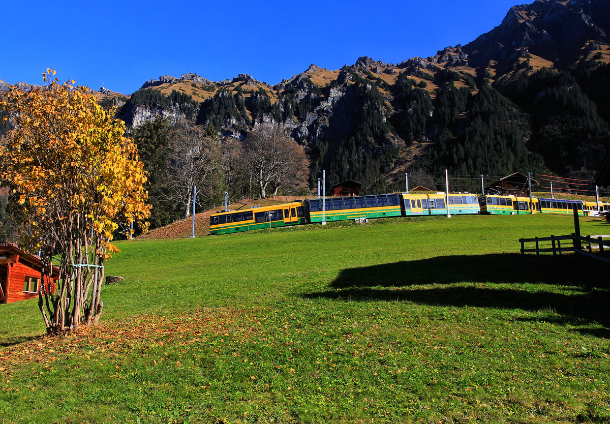 Der Panorama-Triebwagen 148 oberhalb Wengen; der grüne Bereich seines Anstrichs ist erheblich beschädigt. 7.November 2020 