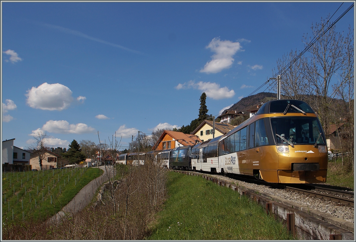 Der Paradezug der MOB: der GoldenPass Panoramic Express mit  VIP  Plätzen, hier bei Les Planches.
13. April 2015