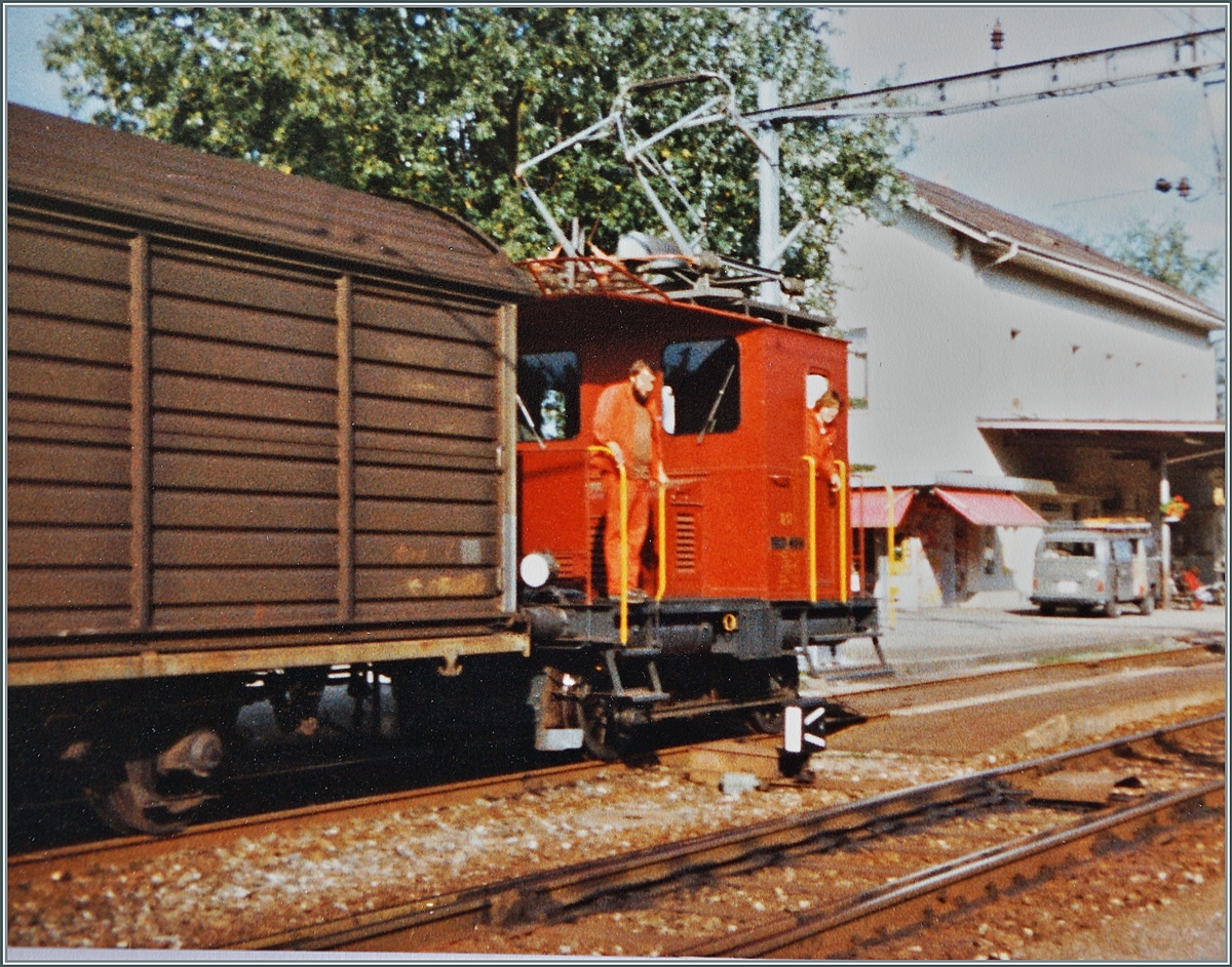 Der vom Personal perfekt gepflegte und geliebte Te  I N° 17 in Büren an der Aare beim Rangieren.

Analogbild vom Sept. 1981