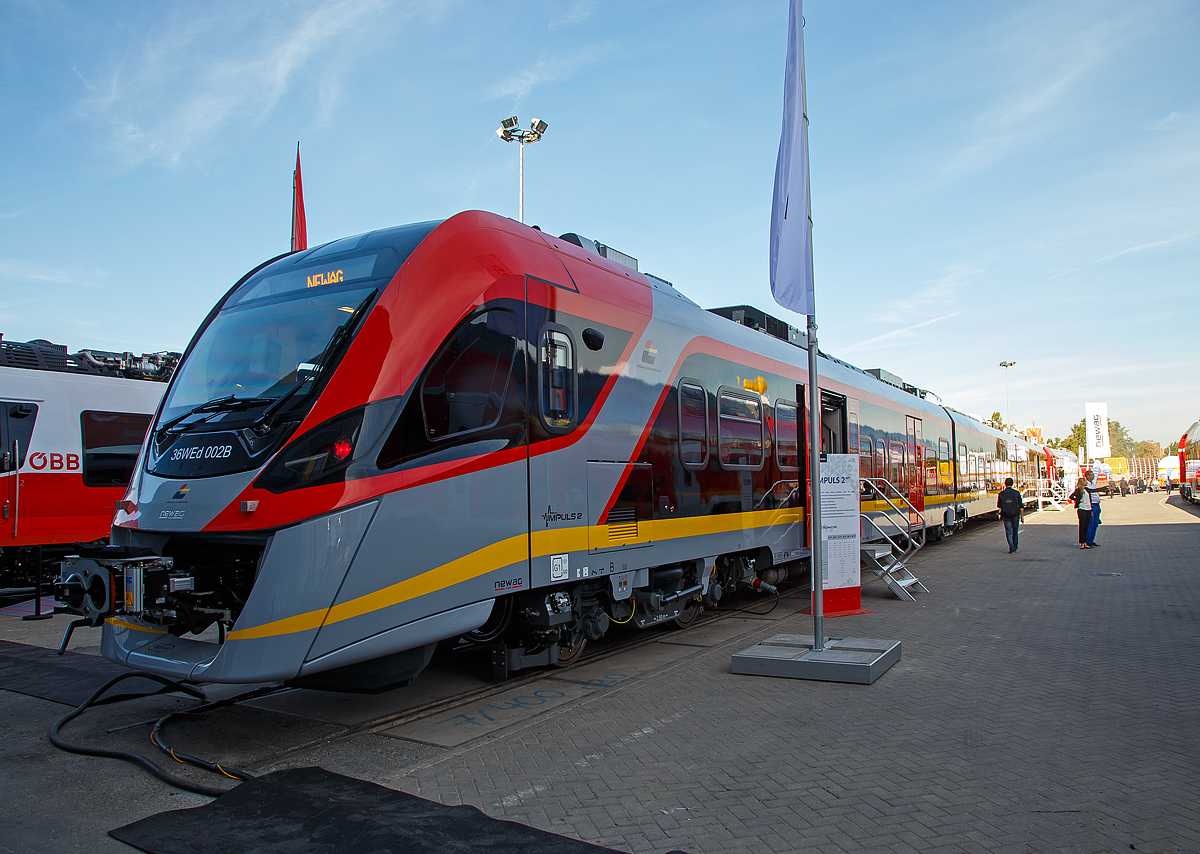 Der polnische Hersteller Newag S.A. prsentierte auf der InnoTrans 2018 in Berlin (18.09.2018) seinen neuen dreiteiligen Elektrotriebzug Newag Impuls 2 hier in Form des 36WEd 002B (2 141 062-1) fr die Łdzka Kolej Aglomeracyjna (ŁKA).

Diese normalspurigen Standard-Elektrotriebzge der Familie „Newag Impuls“ werden hauptschlich fr das polnische 3000 V-Gleichstromnetz von der Firma NEWAG Spłka Akcyjna gebaut. Fr die sditalienische  Ferrovie del Sud Est (FSE) wurden auch 5 dreiteile Newag Impuls 2 geliefert, die dort als ETR 322 bezeichnet werden. Dies war fr Newag im Jahr 2015 der erste Auftrag aus dem Ausland.

Der Newag Impuls wird in verschiedenen Varianten vom Zwei- bis Sechsteiler hergestellt. In der Regel werden die Drehgestelle an den Fahrzeugenden angetrieben, whrend sich in der Fahrzeugmitte die Laufdrehgestelle befinden. Eine Ausnahme bildet die sechsteilige Version, hier werden auch zwei Drehgestelle in der Zugmitte angetrieben. Als Antriebsmotoren werden Drehstrom-Asynchronmotoren verwendet, die eine Bremsenergierckgewinnung ermglichen. Die Laufdrehgestelle werden als Jakobs-Drehgestelle ausgefhrt. An den Fahrzeugenden befinden sich automatische Mittelpufferkupplungen, die einen Einsatz in Mehrfachtraktion ermglichen. Allen Konfigurationen gemein ist die im Regelbetrieb erreichbare Hchstgeschwindigkeit von 160 km/h. Der Fhrerstand erfllt die Norm EN 15227 zur Crashsicherheit. 

TECHNISCHE DATEN:
Spurweite: 1.435 mm (Normalspur)
Achsanordnung: Bo’2’2’Bo’
Lnge ber Kupplung: 58.300 mm
Drehzapfenabstand: 16 300 mm
Achsabstand im Triebdrehgestell: 2.500 mm
Achsabstand im Laufdrehgestell: 2.900 mm
Trieb- und Laufraddurchmesser: 840 mm (neu)  / 790 mm (abgenutzt)
Fahrzeugbreite: 2.840 mm
Fahrzeughhe: 4.150 mm
Max. Passagiere: 308
Eigengewicht: 110 t
Dienstgewicht: ca. 135 t
Nennleistung: 4 x 400 kW = 1.600 kW 
Motorentyp:  Asynchronmotoren
Stromsystem: 3000 V DC
Anfahrzugkraft: 200 kN
Hchstgeschwindigkeit: 160 km/h
Beschleunigung: 1,1 m/s
Kleinster befahrb. Gleisbogen: R 100 m
Kupplung: Scharfenbergkupplung (Schaku) Typ 10
